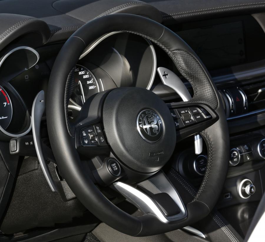 Панель приборов Alfa Romeo Stelvio Veloce (949) 2019 года  (фото 12 из 100)
